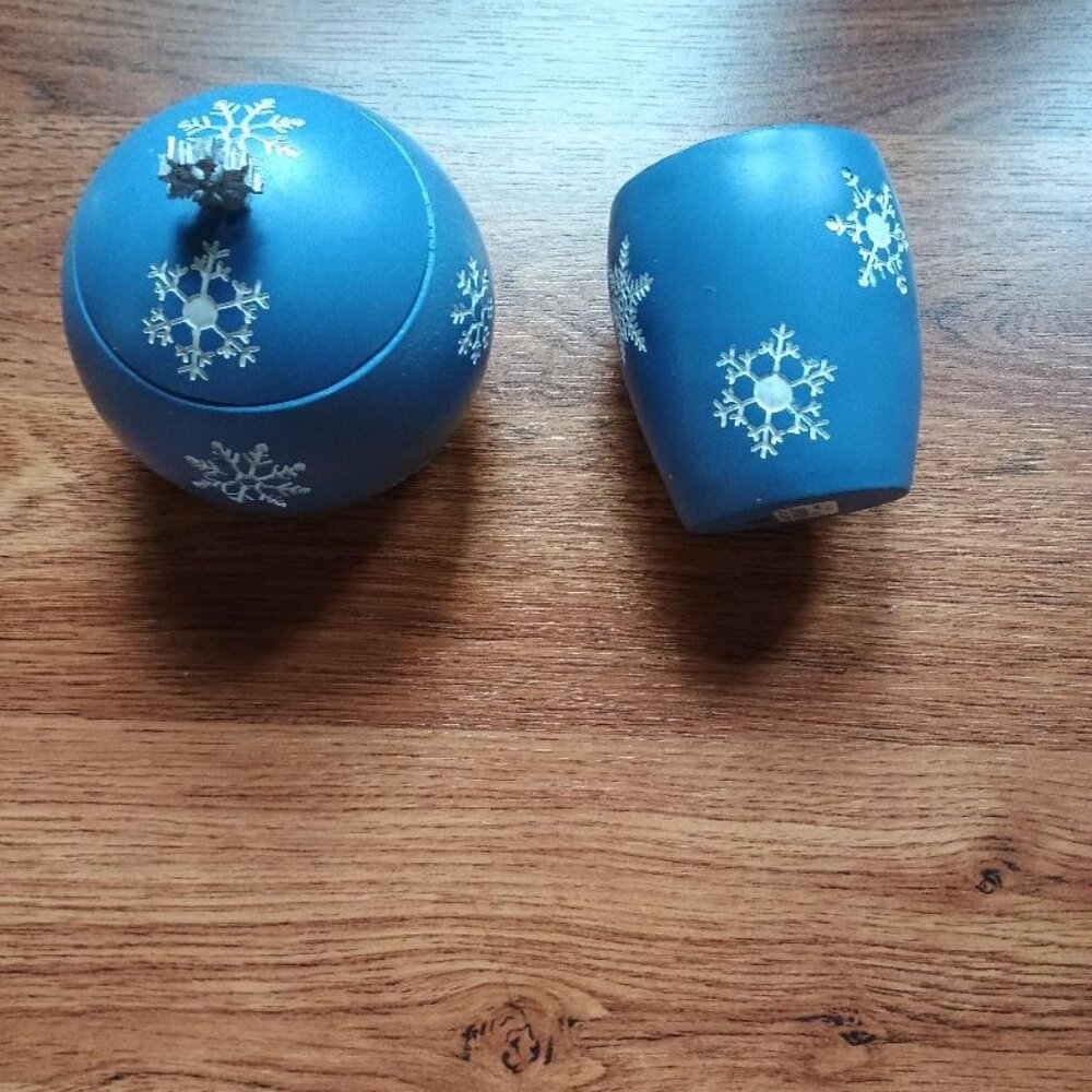 Bathroom Set- blue with white snowflakes, and silver snowflake on top